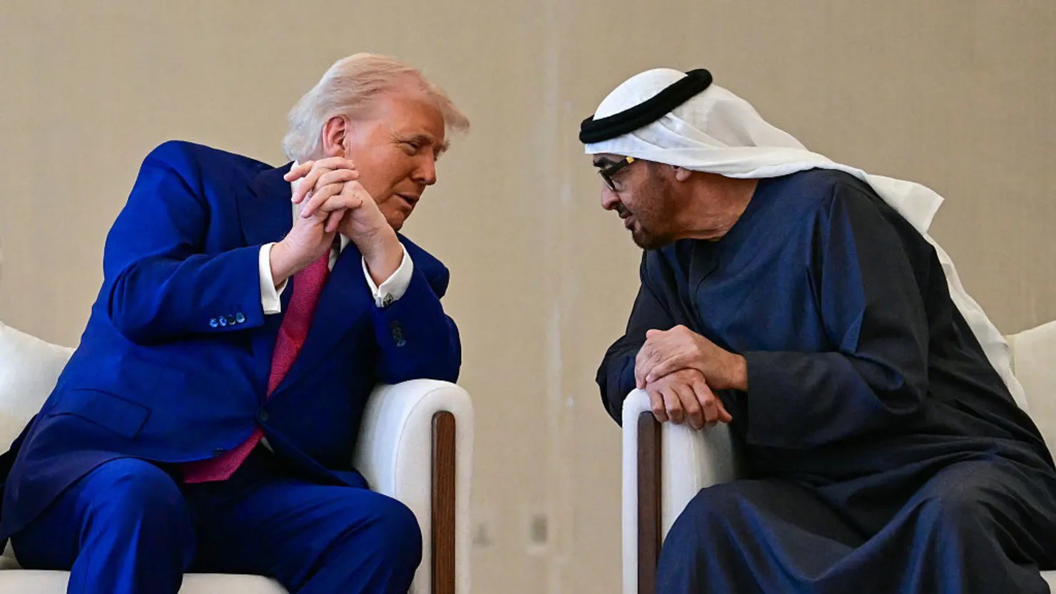 Tổng thống UAE Sheikh Mohamed bin Zayed Al Nahyan (phải) chào đón người đồng cấp Hoa Kỳ Donald Trump khi đến nhà ga tổng thống ở Abu Dhabi vào ngày 15/5/2025.