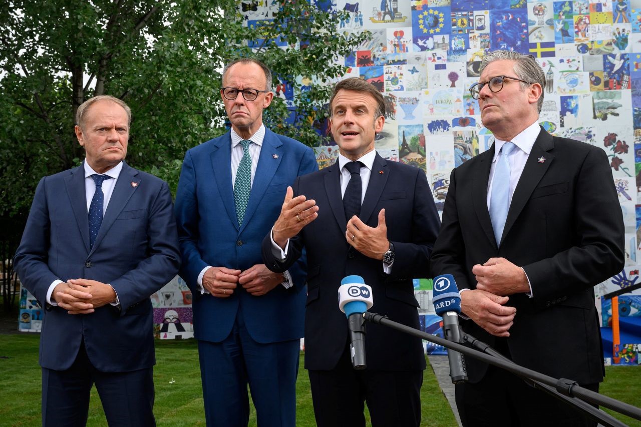 Từ trái sang phải, Thủ tướng Ba Lan Donald Tusk, Thủ tướng Đức Friedrich Merz, Tổng thống Pháp Emmanuel Macron và Thủ tướng Anh Keir Starmer phát biểu ở Albania (ảnh: Reuters)