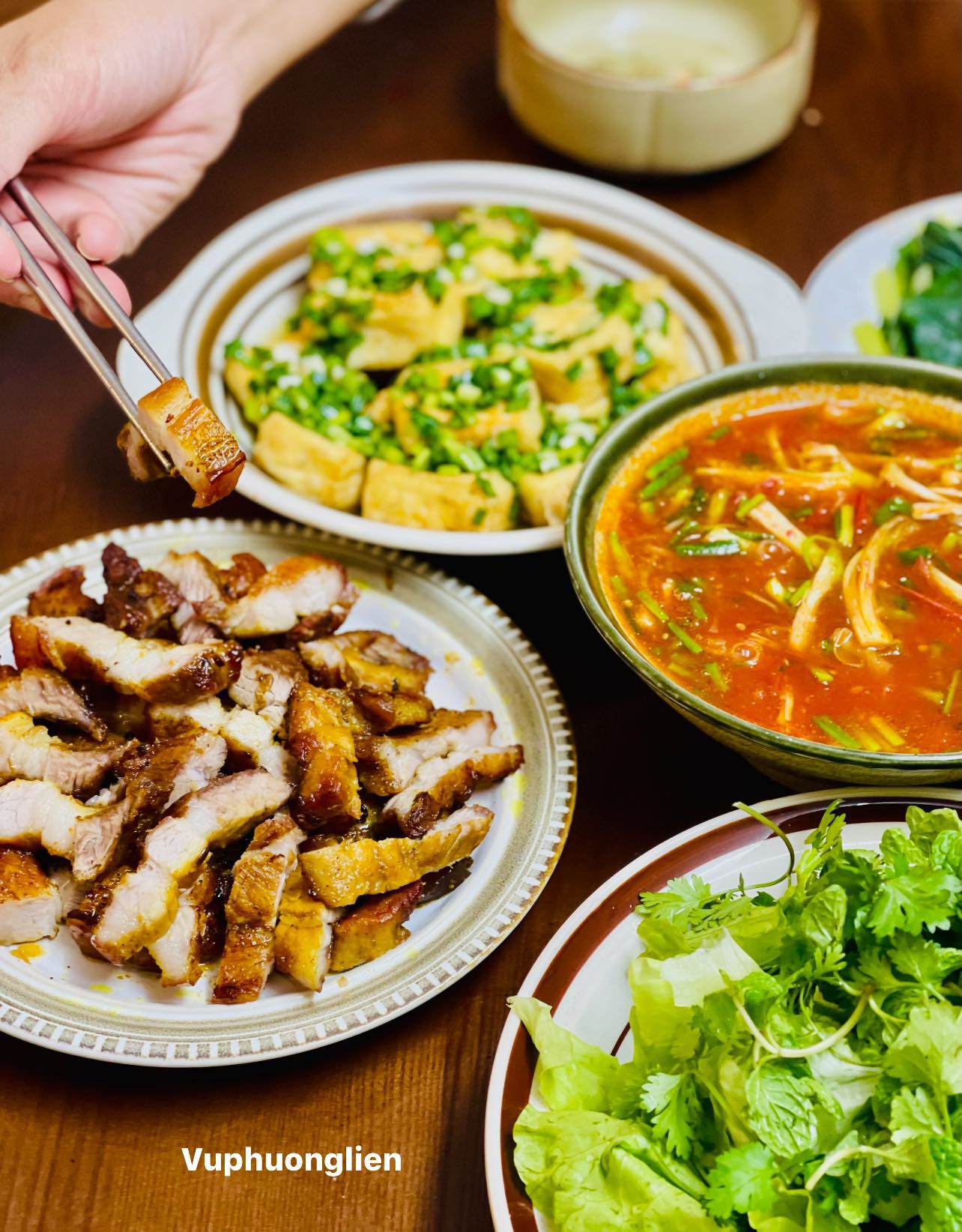 Ba chỉ nướng ngũ vị - Đậu phụ tẩm hành - Rau cải luộc - Rau sống chấm sốt cà chua