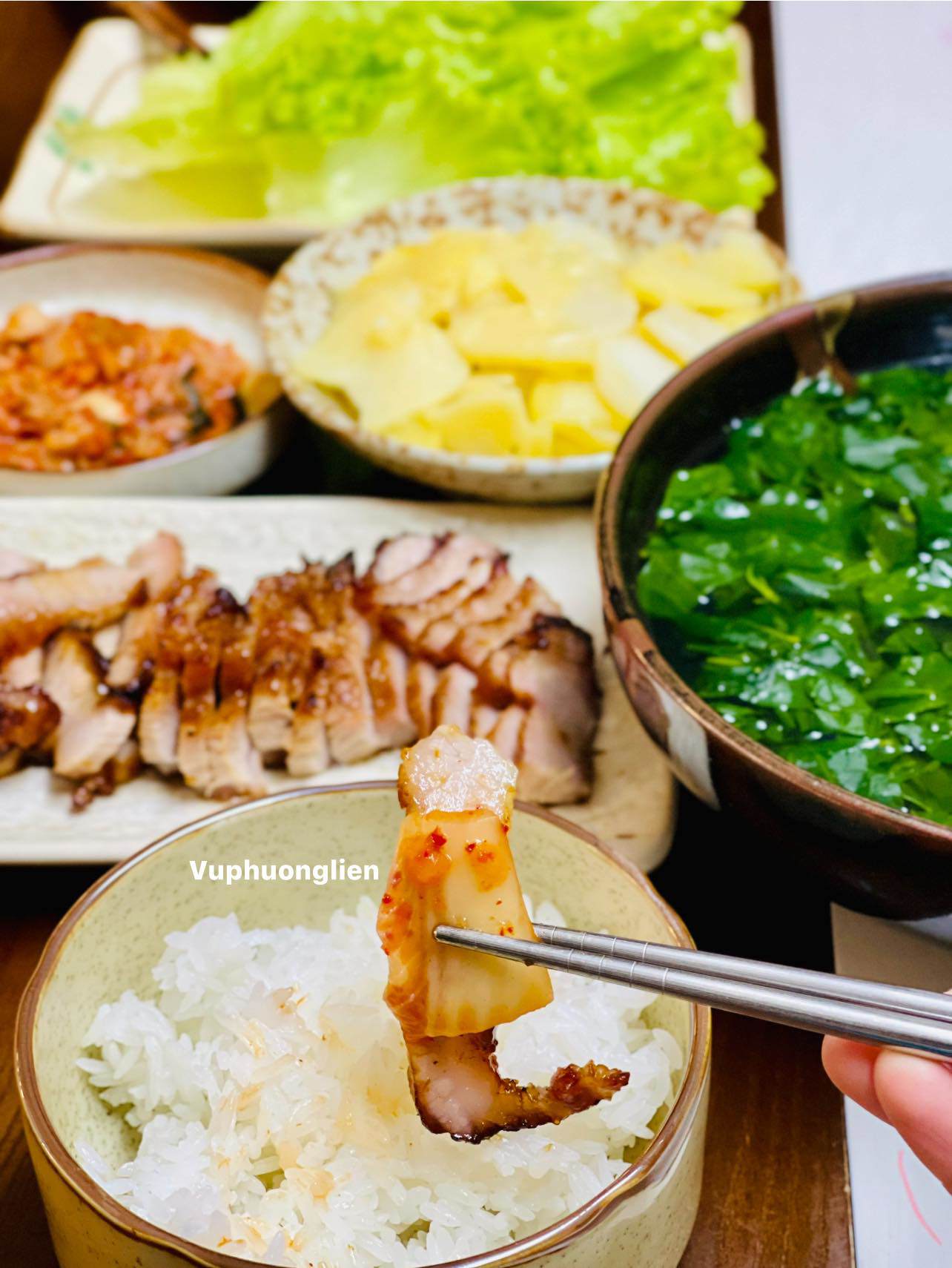 Nọng heo nướng ngũ vị - Khoai tây xào - Canh rau ngót - Kim chi