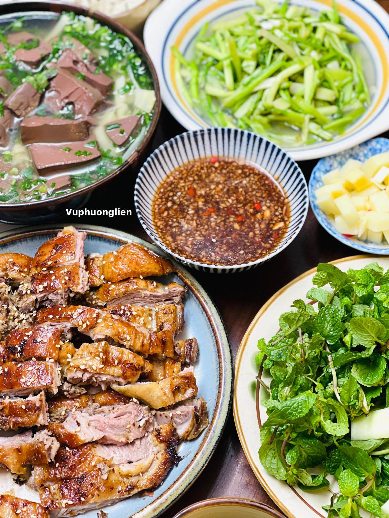 Vịt quay - Canh măng tiết - Cần xào tỏi
