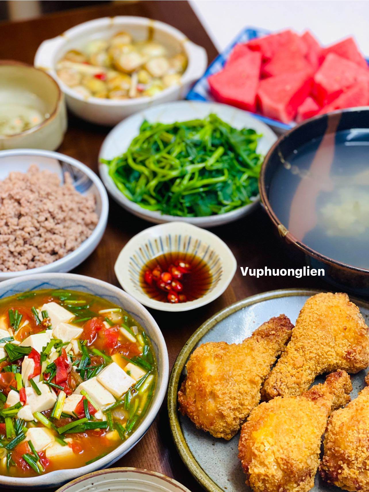 Đùi gà chiên giòn - Đậu phụ sốt cà chua - Thịt băm rang mắm - Rau muống luộc - Cà muối