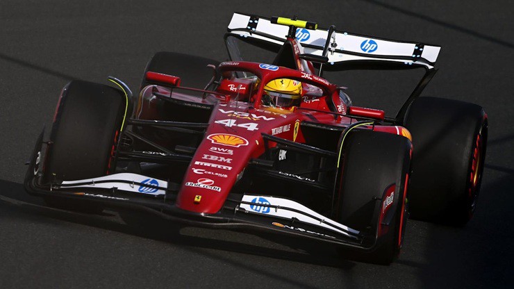 Hamilton chào sân tại Imola dưới màu áo của Ferrari