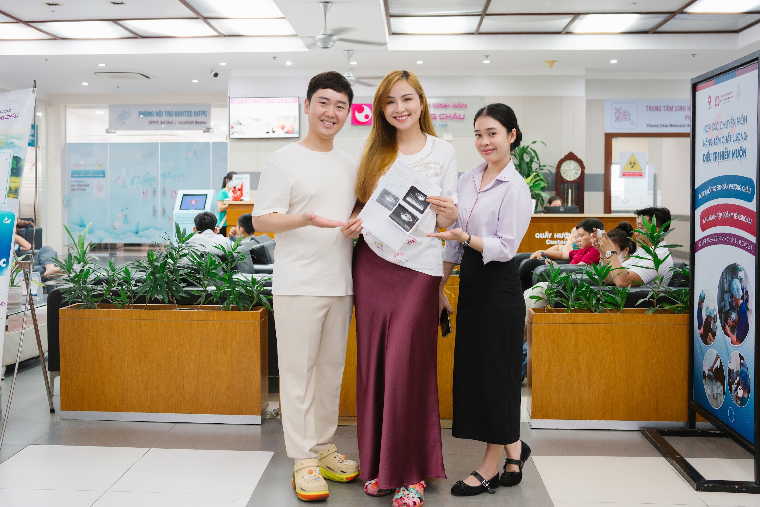 Hạnh phúc vỡ òa, Diễm Hương và chồng trân trọng khoe kết quả siêu âm
