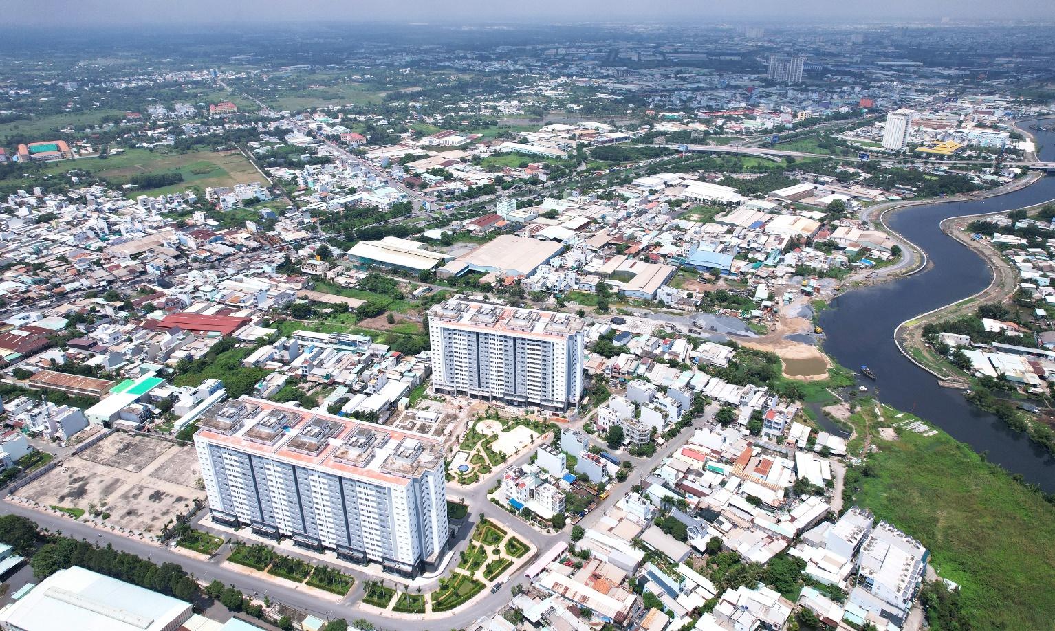 Toàn cảnh đoạn đường ven kênh Tham Lương – Bến Cát đoạn đi qua dự án Conic Boulevard