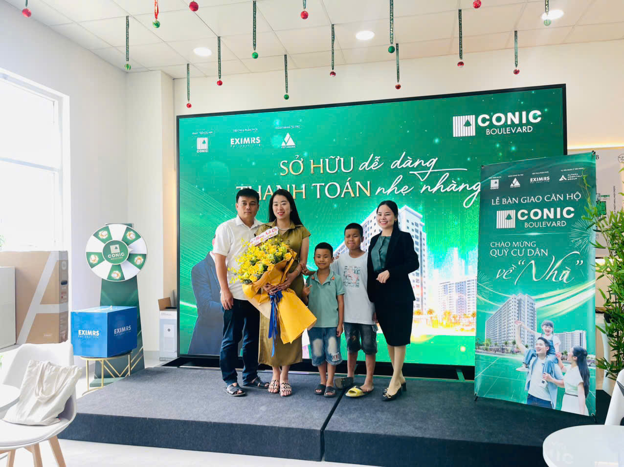Khách hàng nhận nhà ở ngay tại dự án Conic Boulevard