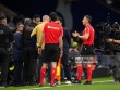 Nóng derby Espanyol - Barca: Fan náo loạn khán đài, tai nạn liên hoàn ngoài sân