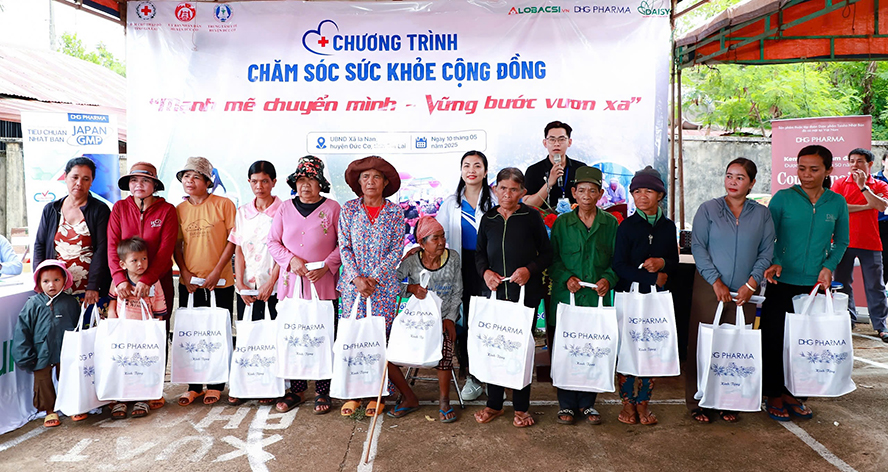 DHG Pharma trao tặng 20 phần quà cho gia đình chính sách khó khăn tại xã Ia Nan