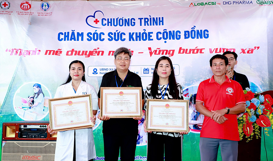 Ông Hoàng Minh Công - Chủ tịch Hội Chữ thập đỏ huyện Đức Cơ trao tặng bằng Tấm lòng nhân ái, tri ân những đóng góp của DHG Pharma, AloBacsi và Daisy Media với xã biên giới còn nhiều khó khăn
