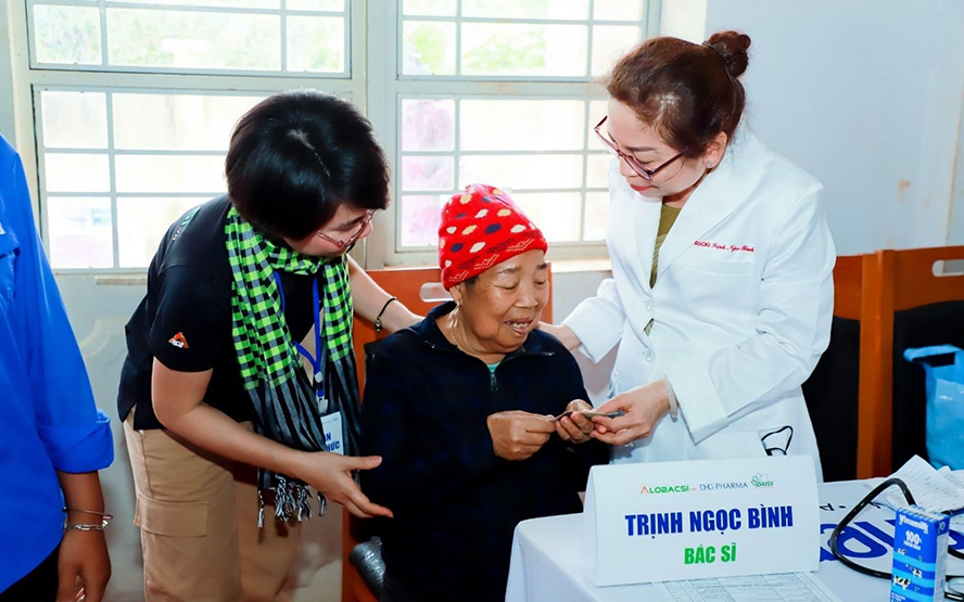 Bà Ro Nich H’Lách - 75 tuổi, lần đầu tiên đi khám. 3 khối u gan được phát hiện, và đây cũng là lần đầu bà biết mình đang mang bệnh