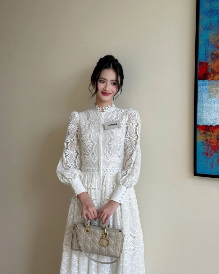 Từ khi nhập cuộc Miss World đến nay, Ý Nhi mê mệt mẫu túi chần trám sang chảnh, kiểu dáng tay cầm thanh lịch. 'Sang trọng như công nương luôn'; 'Kín đáo, nhẹ nhàng mà vẫn đẹp, mọi thứ đều rất ăn khớp'; 'Ngày nào cũng phải vào xem nay Ý Nhi mặc gì, công nhận bạn rất có mắt thẩm mỹ'... một số khán giả bình luận trên trang cá nhân của nàng hậu.