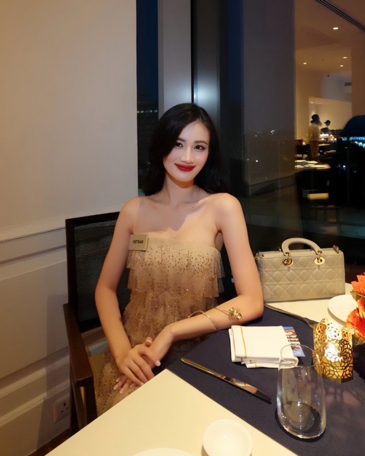 Phiên bản Ý Nhi sử dụng có tông màu xám nhạt lạ mắt. Ngoài người đẹp, trong Vbiz cũng có nhiều mỹ nhân chuộng Lady D-Joy như Hòa Minzy, Nhã Phương...