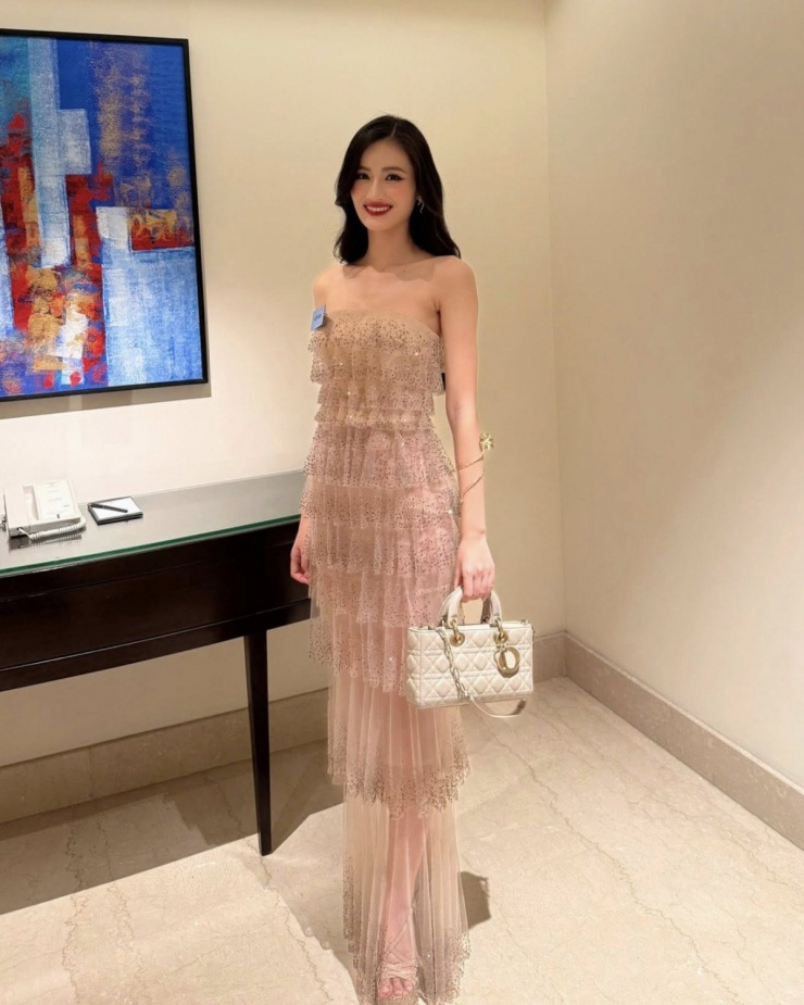 Thiết kế túi xách trang nhã được mỹ nhân quê Bình Định ứng dụng cùng nhiều trang phục. Trong một lần đi ăn tối, Miss World Vietnam 2023 cũng kết hợp chiếc túi với đầm quây gợi cảm.