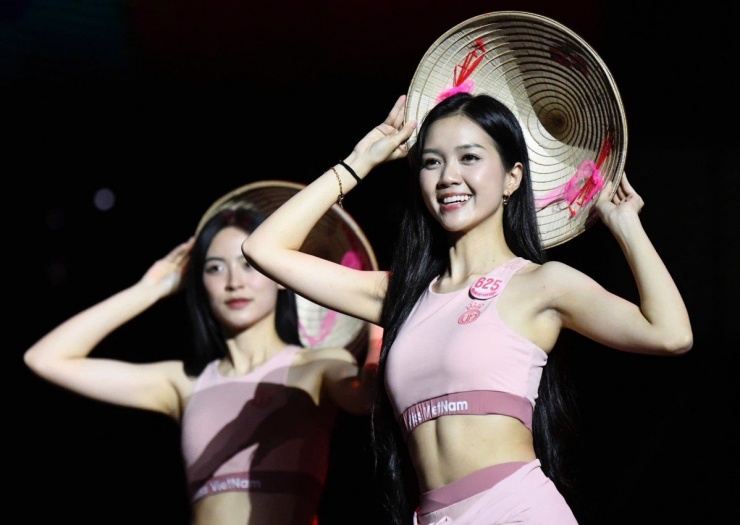 “Tôi học cách bước ra khỏi vùng an toàn của bản thân ở từng giai đoạn. Có lúc tôi vừa học vừa làm, cân bằng giữa công việc và học tập, loay hoay giữa nghệ thuật và cuộc sống để tìm ra hướng đi phù hợp. Hành trình đó cho tôi sự kiên trì, bản lĩnh và khả năng giao tiếp linh hoạt - những điều tôi tin là cần thiết với phụ nữ hiện đại”, Mỹ Vân cho hay.