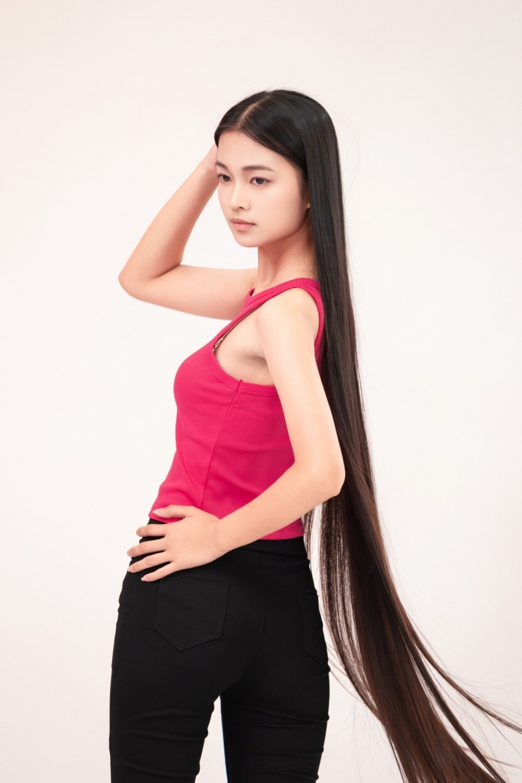 Thí sinh Lê Nguyễn Bảo Lan, sinh năm 2009, tận dụng mái tóc dài nuôi 7 năm để tạo dáng.