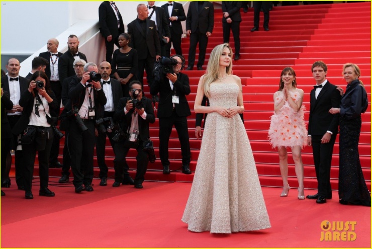 Angelina Jolie chiếm trọn spotlight tại sự kiện công chiếu phim Eddington ngày 16/5 tại Palais des Festivals ở Cannes dù xuất hiện cùng cô còn có nhiều ngôi sao đình đám khác, trong đó có Natalie Portman, Emma Stone, Austin Butler, Pedro Pascal, Joaquin Phoenix, Julia Garner, Alessandra Ambrosio.... &nbsp;&nbsp;