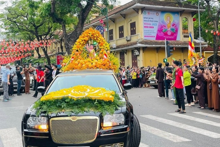 VIDEO: Đoàn xe rước xá lợi Phật rời Hà Nội, chuẩn bị đến Hà Nam