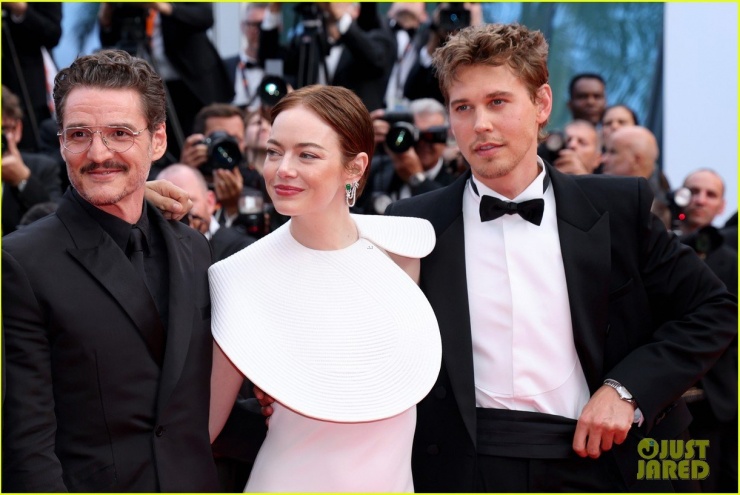 Emma Stone và hai bạn diễn trên thảm đỏ. Ảnh: JJ&nbsp;