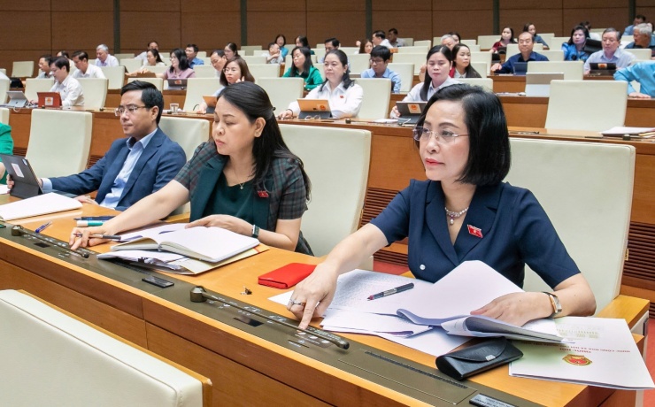 Các đại biểu bấm nút biểu quyết thông qua Nghị quyết về điều chỉnh, bổ sung dự toán ngân sách nhà nước năm 2025. Ảnh: Quốc hội