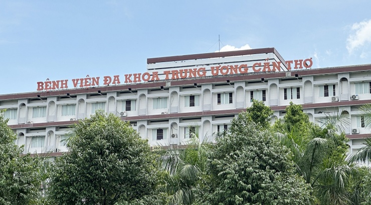 Tài xế Nguyễn Văn Bảo Trung đang điều trị tại Bệnh viện Đa khoa Trung ương Cần Thơ. Ảnh: H.T