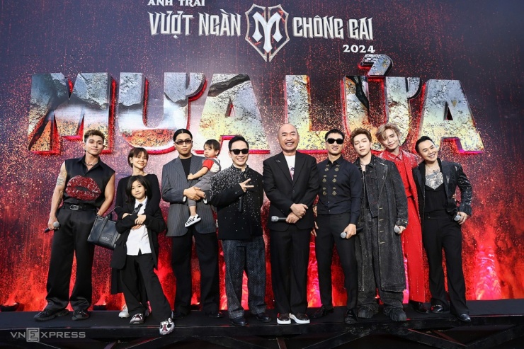 Từ phải sang: Binz, BB Trần, Tăng Phúc, MC Thành Trung, Tiến Luật, Tiến Đạt, Kiên Ứng cùng vợ con và Jun Phạm.