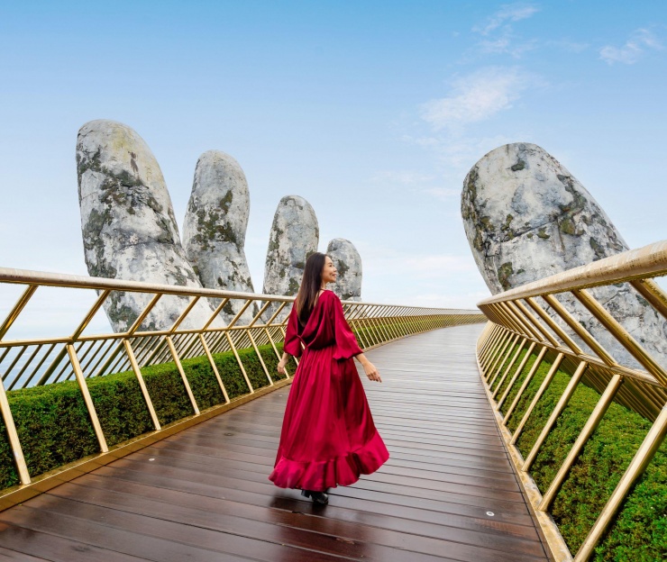 Vẻ đẹp như bước ra từ cổ tích của khu du lịch Bà Nà Hill khiến nhiều du khách say đắm. Đặc biệt, công trình Cầu Vàng độc đáo đã trở thành một biểu tượng của nơi này, được nhiều du khách quốc tế yêu thích. Ảnh: Pexels, Getty Images.