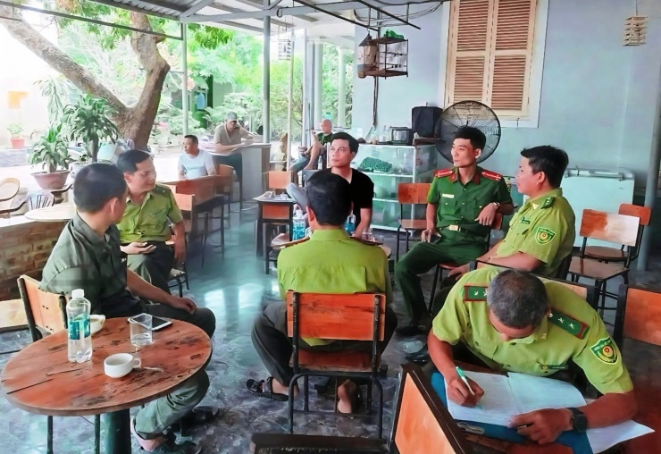 Lực lượng kiểm lâm TP Huế kiểm tra, tuyên truyền và yêu cầu chủ các quán kinh doanh cà phê trên địa bàn ký cam kết bảo vệ động vật hoang dã, đặc biệt là các loài chim trời.