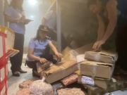 Thị trường - Tiêu dùng - Đón lõng xe tải đang lưu thông, hàng ngàn sản phẩm sữa bột, thực phẩm chức năng và thực phẩm bẩn được ngăn chặn