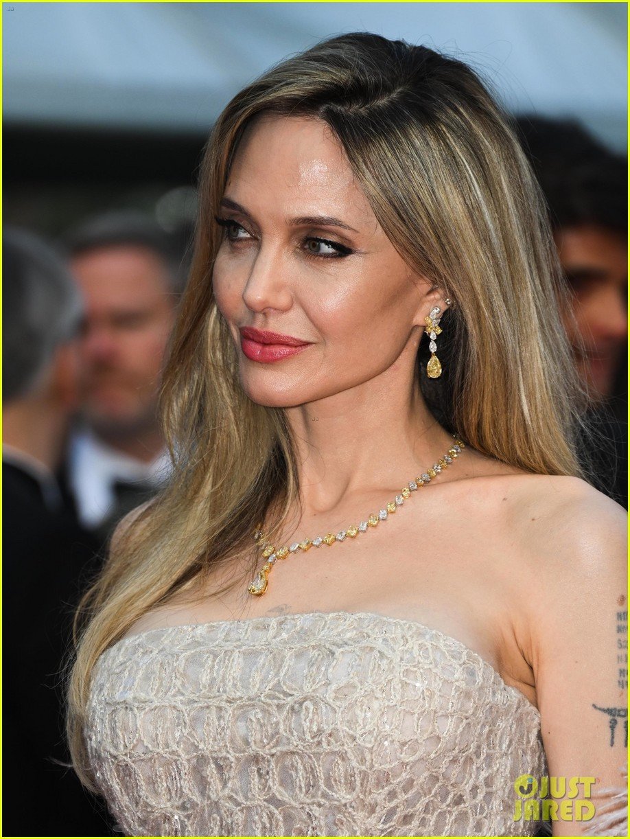 Angelina Jolie khoe thân hình như tạc tượng ở tuổi 50 trên thảm đỏ Cannes - 2