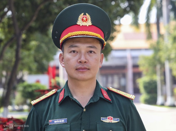 Trung tá Nguyễn Văn Đức, giảng viên Bộ môn Điều lệnh đội ngũ, Khoa Quân sự, Trường Sĩ quan Lục quân 1, có hơn 10 năm hướng dẫn điều lệnh đội hình đội ngũ cho các quân nhân. Ảnh: Phạm Chiểu