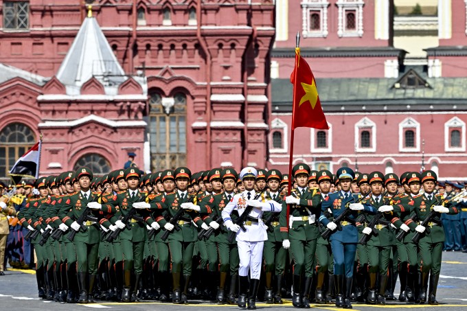 Đoàn Quân đội nhân dân Việt Nam duyệt binh trên quảng trường Đỏ, ngày 9/5. Ảnh: Reuters