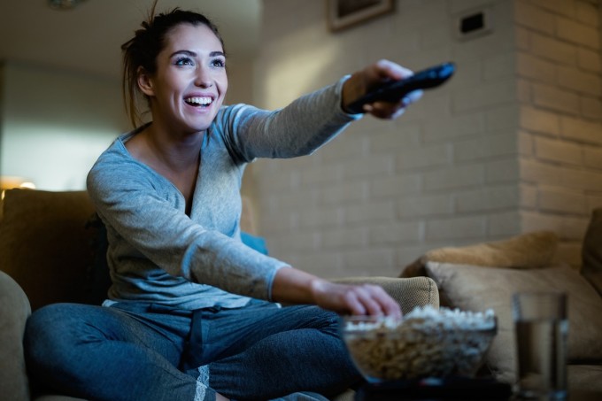 Vừa ăn vừa xem TV dễ khiến bạn ăn nhiều, ăn vô tội vạ.