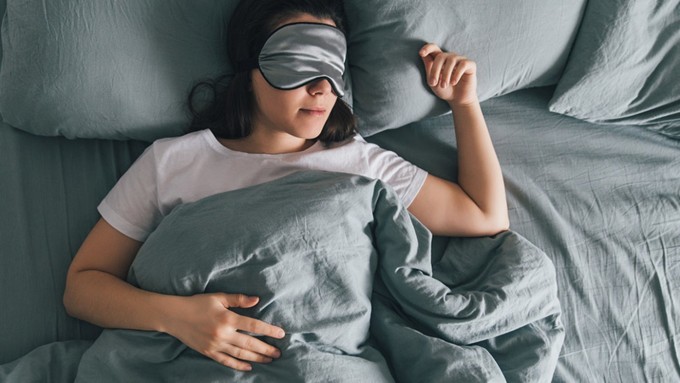 Hormone tăng trưởng được cơ thể tiết ra mạnh nhất vào khoảng thời gian từ 23h đến 1h, ngủ sâu giấc vào thời điểm này sẽ thúc đẩy quá trình trao đổi chất và tăng khả năng phân hủy chất béo trong cơ thể.