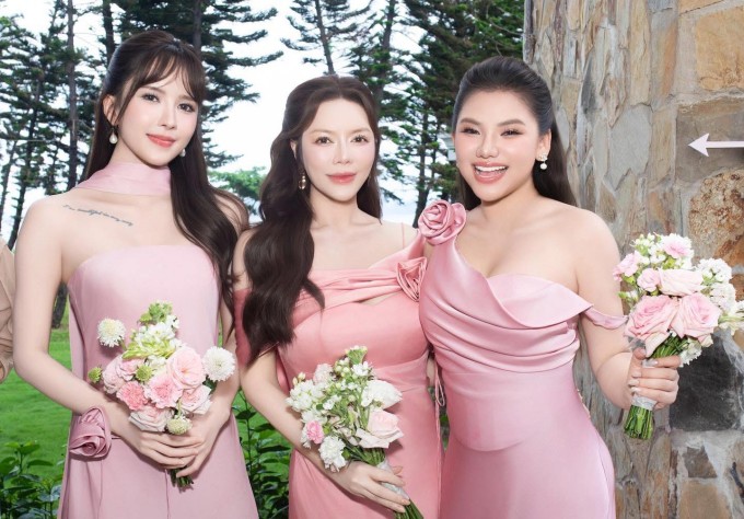 Thiều Bảo Trâm là một trong ba phù dâu của đám cưới Hồ Quỳnh Hương hôm 15/5.