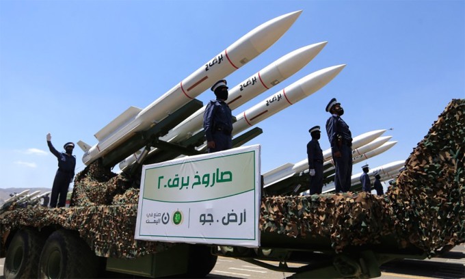 Tên lửa phòng không Barq của Houthi trong lễ duyệt binh tại Saana, Yemen, tháng 9/2023. Ảnh: AFP