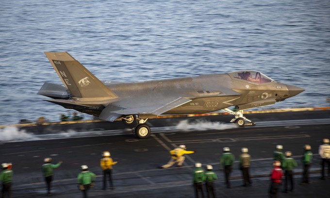 Tiêm kích F-35C cất cánh từ tàu sân bay USS Carl Vinson ngày 9/5. Ảnh: US Navy