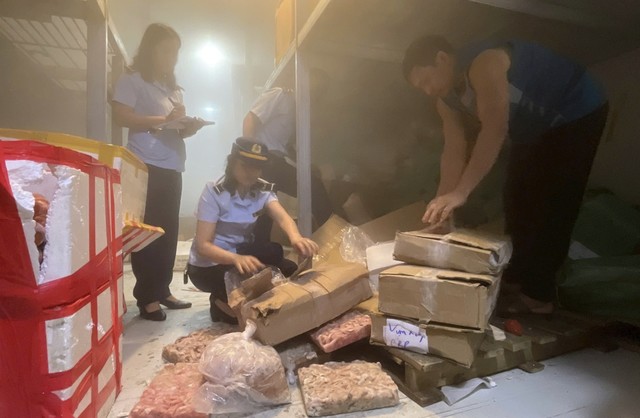 Cận cảnh số thực phẩm không đủ điều kiện lưu thông thị trường, gồm mỡ lợn, mực ống, ruốc gà, vụn cá... vừa được phát hiện tại Quảng Ninh.