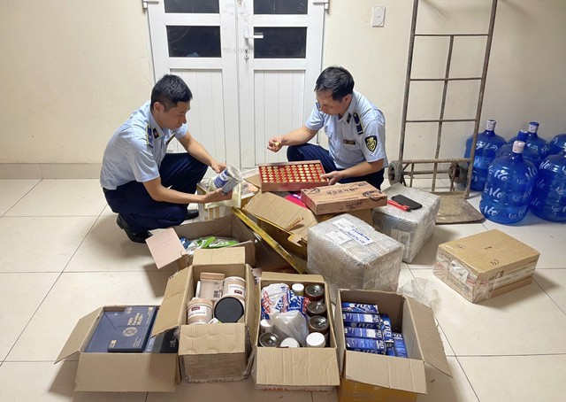 Cận cảnh một số sản phẩm thực phẩm chức năng, sữa bột, mỹ phẩm được phát hiện trên thùng 1 xe ô tô tải đang lưu thông trên địa bàn Quảng Ninh.