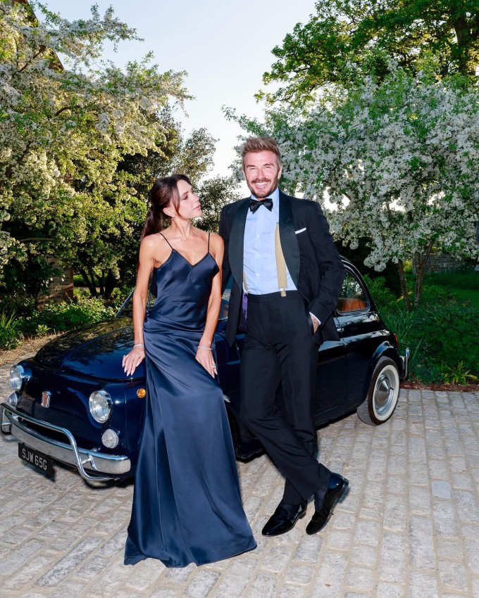 Cựu tiền vệ David Beckham và bà xã Victoria trong tiệc sinh nhật 50 tuổi của anh. Ảnh: Instagram Victoria Beckham