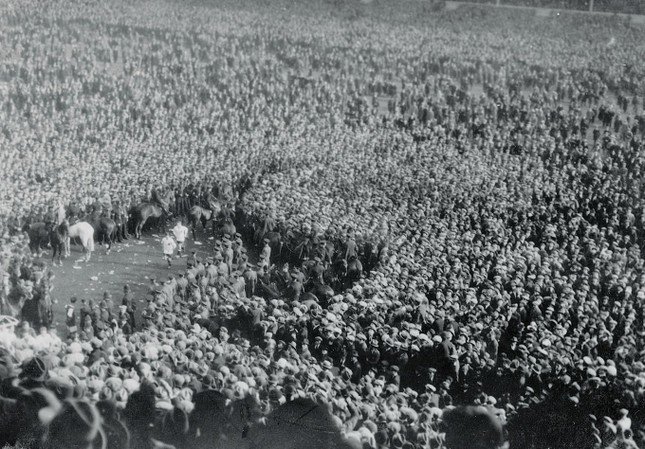 Người hâm mộ chật kín sân Wembley trong trận chung kết FA Cup năm 1923.