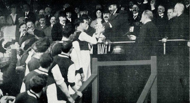 Đội trưởng Tommy Boyle của Burnley nhận chiếc Cúp từ Vua George V vào năm 1914.