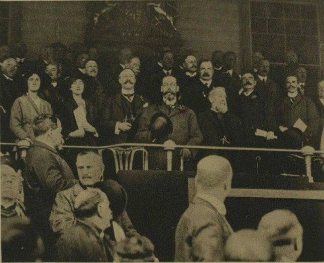 Vua George V có mặt tại Wembley trong trận chung kết FA Cup 1914.