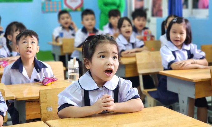 Học sinh lớp 1 trường Tiểu học Đặng Trần Côn, quận 4, trong ngày tựu trường, tháng 8/2024. Ảnh: Nhà trường cung cấp