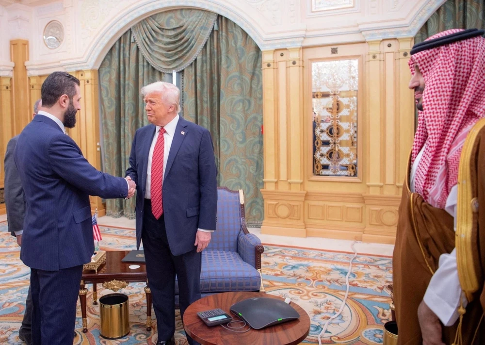 Tổng thống Mỹ Donald Trump (phải) bắt tay Tổng thống lâm thời Syria Ahmed al-Sharaa tại Saudi Arabia ngày 14-5. Ảnh: HOÀNG GIA SAUDI ARABIA
