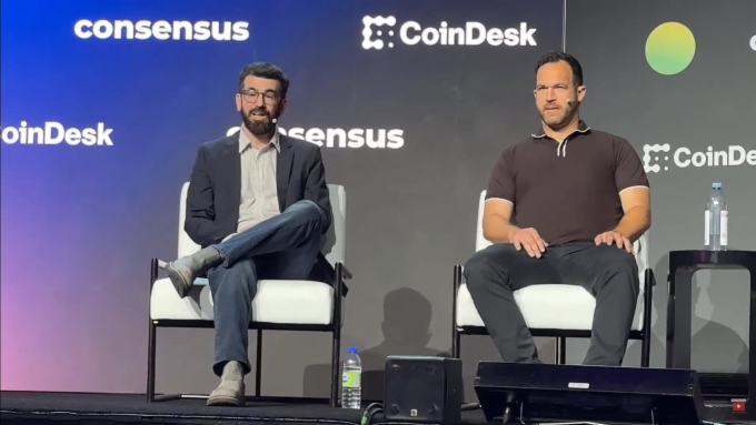Nicolas Kokkalis (trái), người đồng sáng lập dự án Pi Network, tại sự kiện Coindesk Consensus 2025. Ảnh: Coindesk/YouTube
