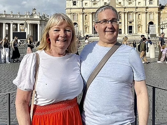 Bác sĩ Alastair Muir, 63 tuổi và vợ. Ảnh: Alastair Muir