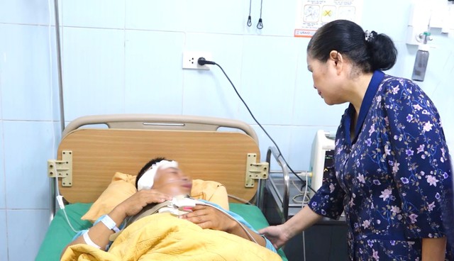 Bà Giàng Páo Mỷ, Bí thư Tỉnh ủy, Chủ tịch HĐND, Trưởng Đoàn Đại biểu Quốc hội tỉnh Lai Châu, thăm hỏi các nạn nhân. Ảnh: Báo Lai Châu