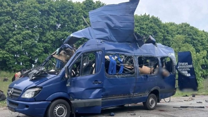 Chiếc xe chở khách Ukraine bị tấn công gần Bilopillia ngày 17/5. Ảnh: Cảnh sát quốc gia Ukraine