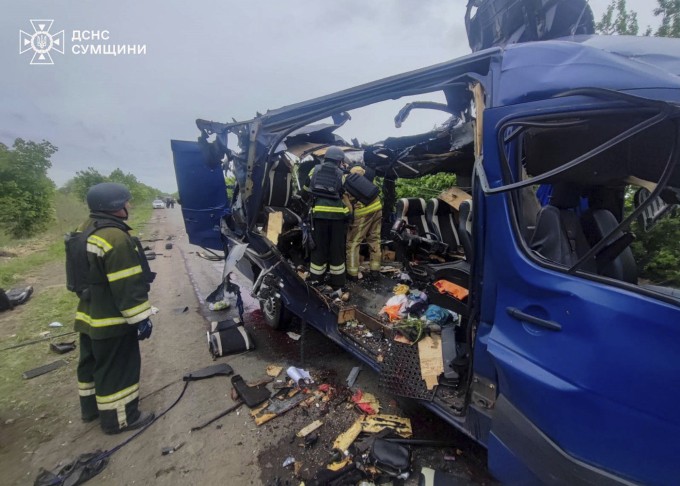 Thiệt hại trong xe chở khách. Ảnh: AP