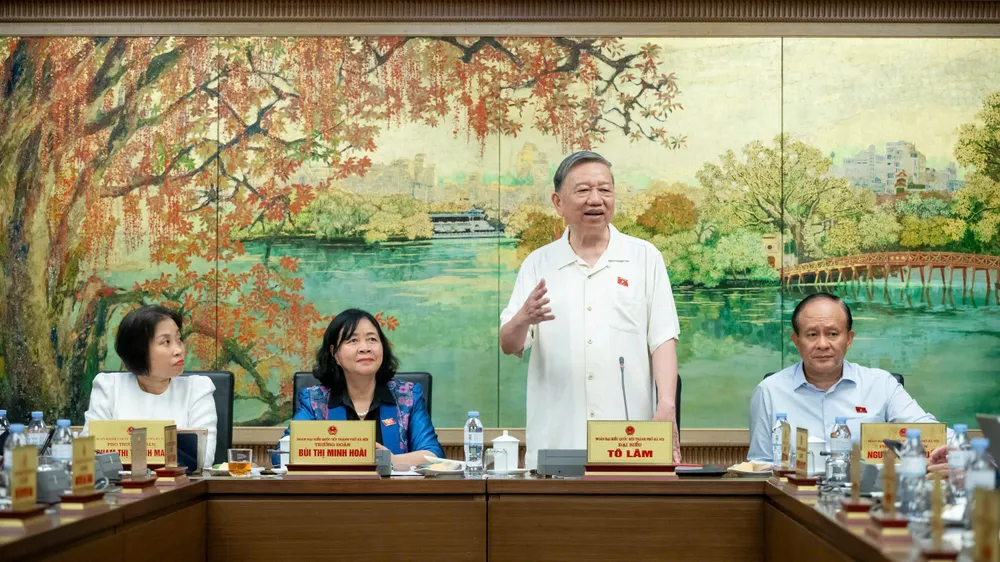 Quang cảnh phiên thảo luận tổ chiều 17-5 tại đoàn TP Hà Nội. Ảnh: PHẠM THẮNG